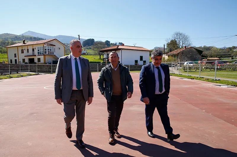 El consejero, junto al alcalde de Molledo y el director general de Vivienda, durante una visita al municipio (Foto: Oficina de Comunicacion)