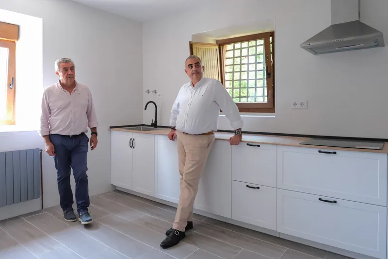 El consejero de Fomento, Robero Media y el alcalde, Vicente Gómez, en la vivienda pública (FOTO: Raúl Lucio)