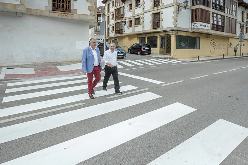 El consejero de Fomento, acompañado por el alcalde de Potes, Francisco Javier Gómez, durante una visita reciente. (Foto: José Cavia)