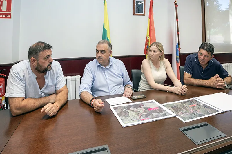 El consejero ha presentado los proyectos de mejora de la red autonómica a los tres alcaldes de los municipios afectados (Foto: Jose Cavia)