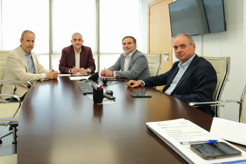 Durante el encuentro han abordado tambien las obras de renovación de la red de saneamiento y acometida de la calle Prim (Foto: Raul Lucio)