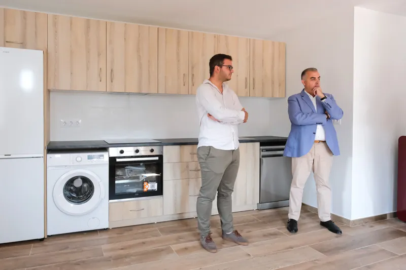 El consejero de Fomento, Roberto Media, junto al alcalde de Tudanca, Mario González,en su visita a la nueva vivienda pública (FOTO: Raúl Lucio)