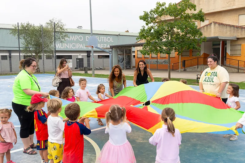La consejera de Inclusión Social en la visita realizada al campamento de Bezana. (Foto: Miguel López)