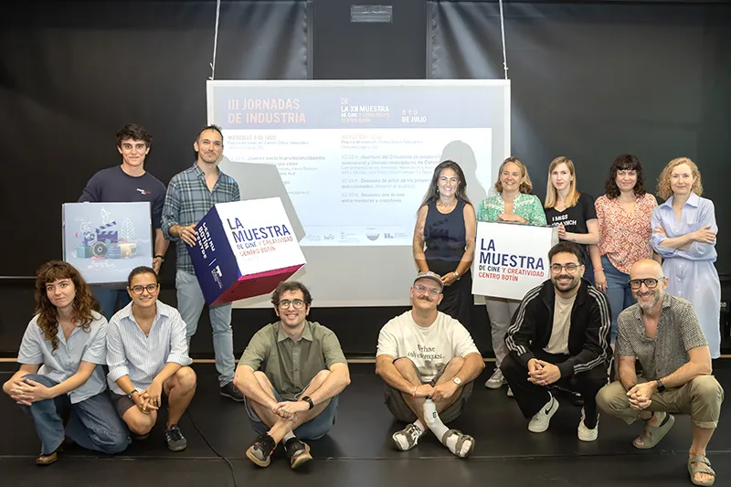La consejera de Juventud junto a los asistentes al encuentro de productores audiovisuales y jóvenes realizadores. (Foto: Enma Castillo)