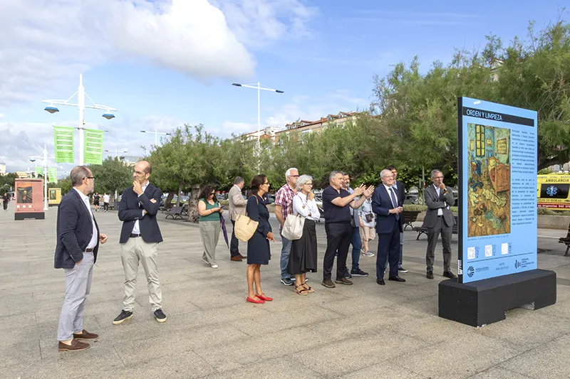 El consejero, junto al resto de autoridades, durante su recorrido por los paneles de la exposición en el Paseo Marítimo de Santander (Foto: Emma Portillo)