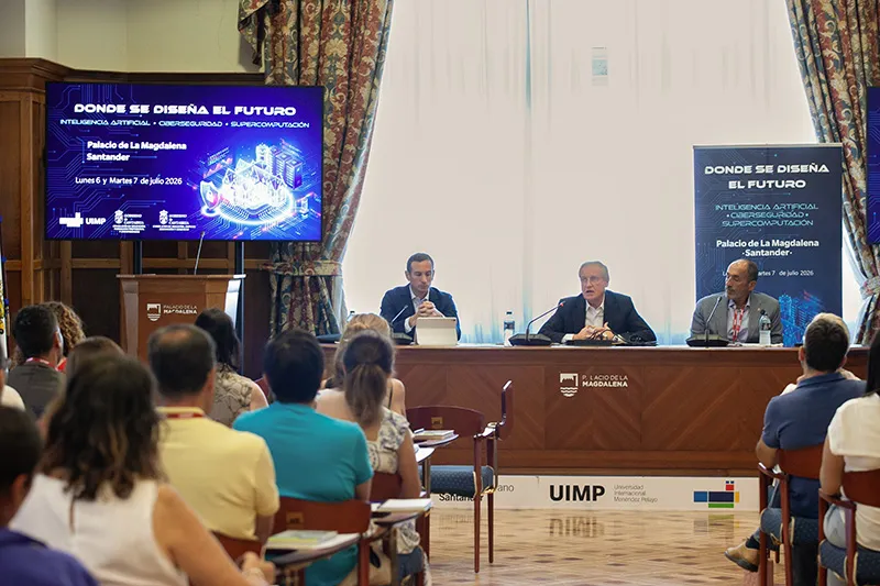 Momento de la intervención del consejero en el seminario que se celebra en la UIMP. FOTO: Jose Cavia