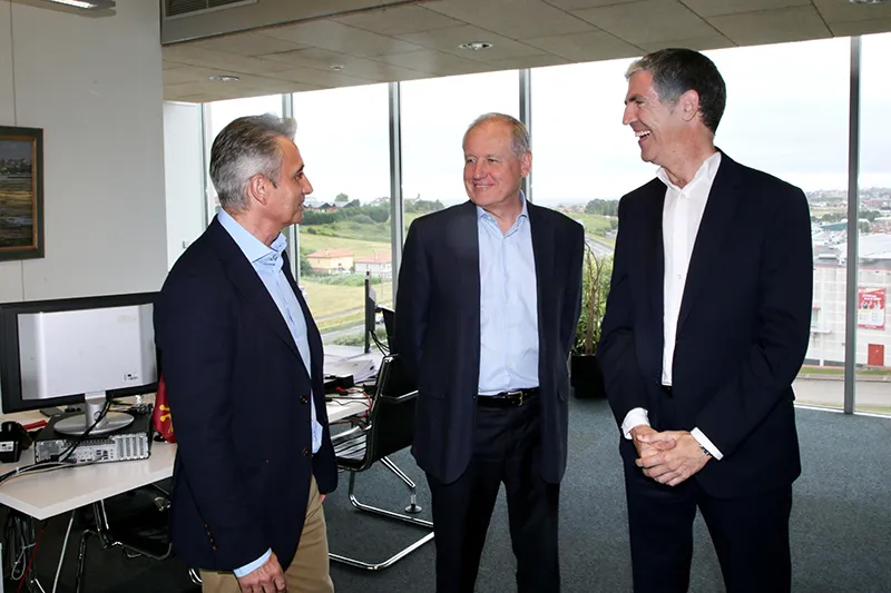 Imagen de archivo del consejero de Industria, en el centro, con los presidentes de las cámaras de comercio de Cantabria (izquierda) y de Torrelavega (derecha)