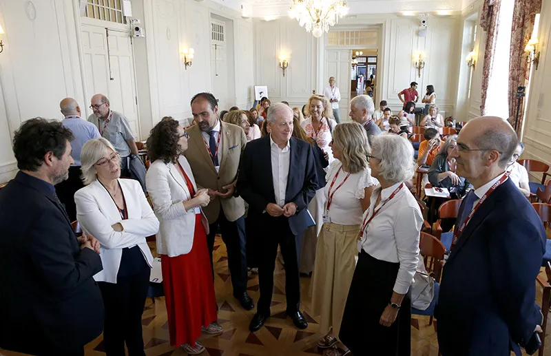 El consejero, junto al resto de autoridades, durante el curso de la UIMP sobre prevención de riesgos laborales (Foto: Lara Revilla)