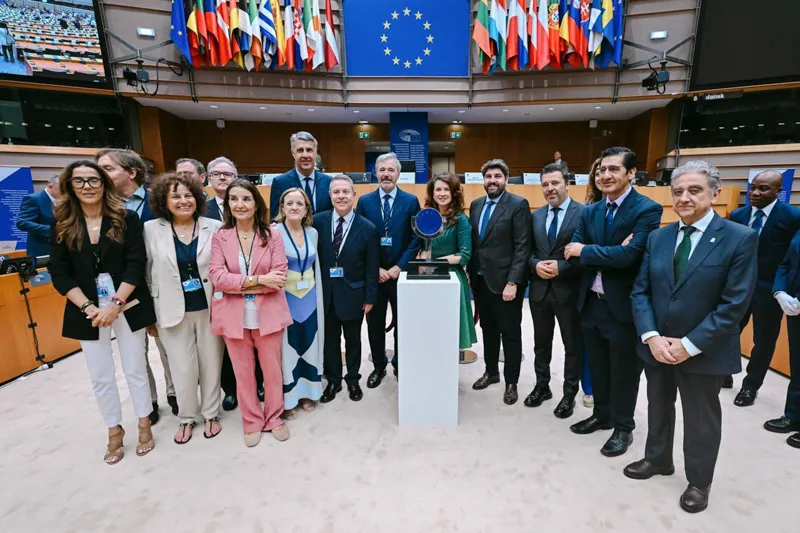 Delegación Española y la presidenta del CdR, Kata Tüttő , junto al premio recibido por el organismo europeo (Fotos: Gobierno de Cantabria)
