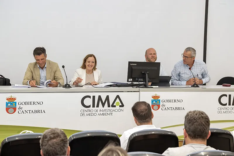 Isabel Urrutia, Fernando José de la Fuente, Germán García y Francisco Javier Camino durante el encuentro con los alcaldes en la sede del CIMA. (Foto: José Cavia)