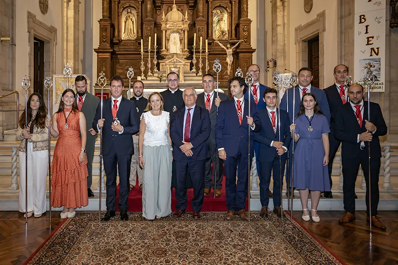 La consejera, junto a la nueva junta directiva de la Cofradía (Foto: José Cavia)