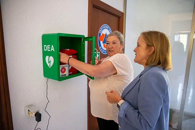 Belén Ceballos e Isabel Urrutia, durante la visita de esta última al municipio de Los Tojos para supervisar las inversiones de su departamento en la zona (Foto: Miguel de la Parra)
