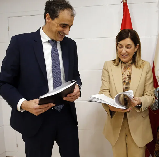 Imangen de archivo de una reunion entre la presidenta y el alcalde de Alfoz de Lloredo (Foto: Lara Revilla)