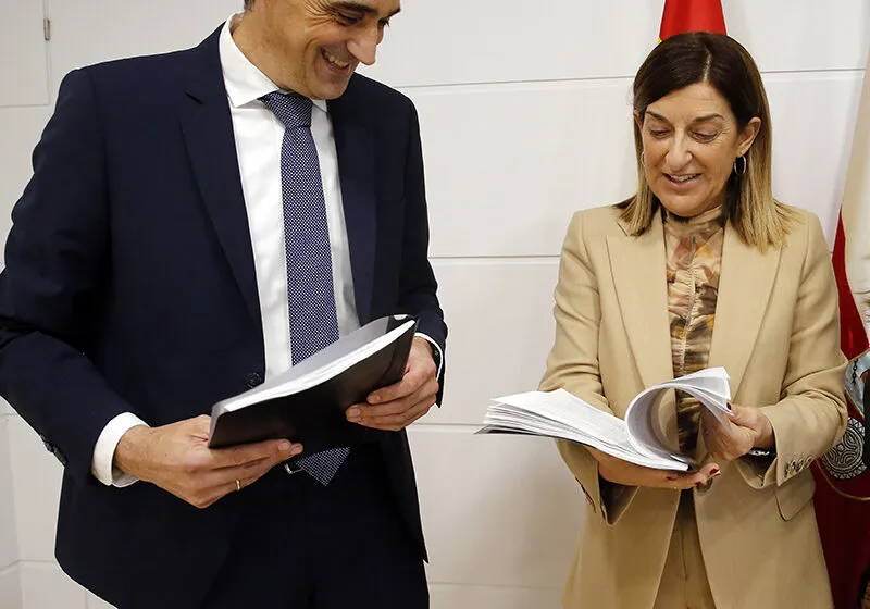 Imangen de archivo de una reunion entre la presidenta y el alcalde de Alfoz de Lloredo (Foto: Lara Revilla)