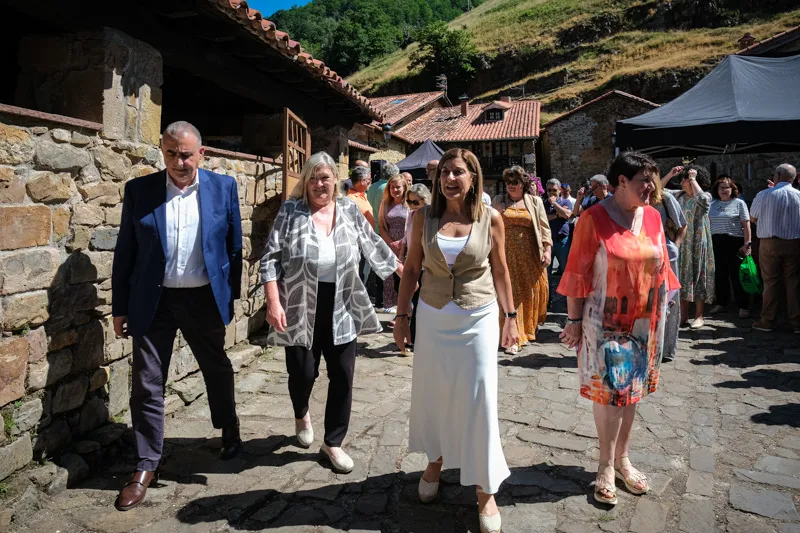 De izquierda a derecha, Roberto Media, Belén Ceballos, María José Sáenz de Buruaga y Laura Bárcena recorren las calles de Bárcena Mayor (FOTO: Raúl Lucio)