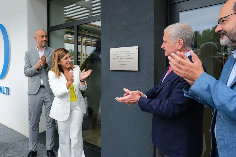 Buruaga y De Mello descubren la placa inaugural de las nuevas oficinas de la planta de Torrelavega (FOTO: Raúl Lucio)
