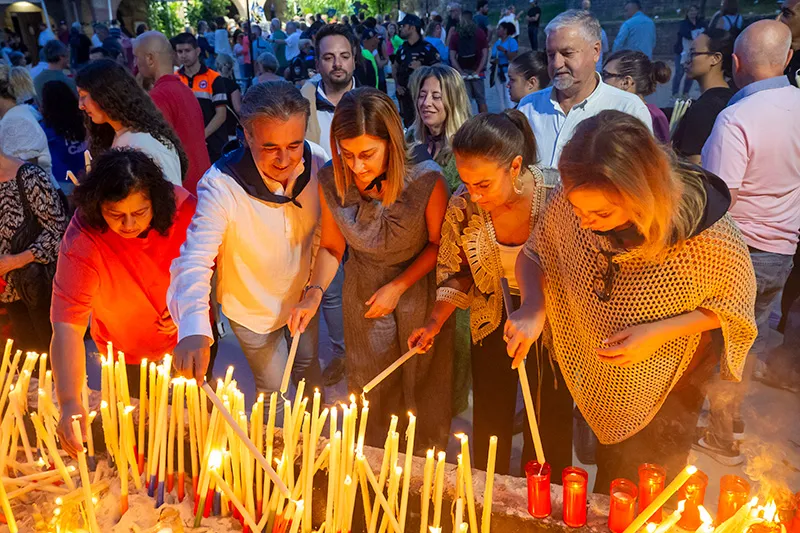 Burauga, Gómez del Río y Movellán, entre otros, ponen una vela en el exterior de la ermita del Carmen en Revilla de Camargo (FOTO: Miguel López)