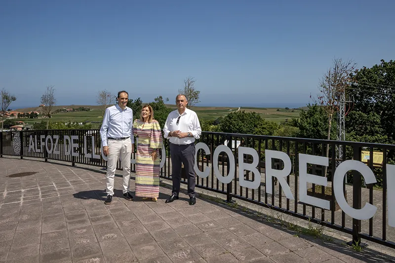 La presidenta del Gobierno de Cantabria, María José Sáenz de Buruaga, junto a Roberto Media y Enrique Bretones. (Foto: José Cavia)