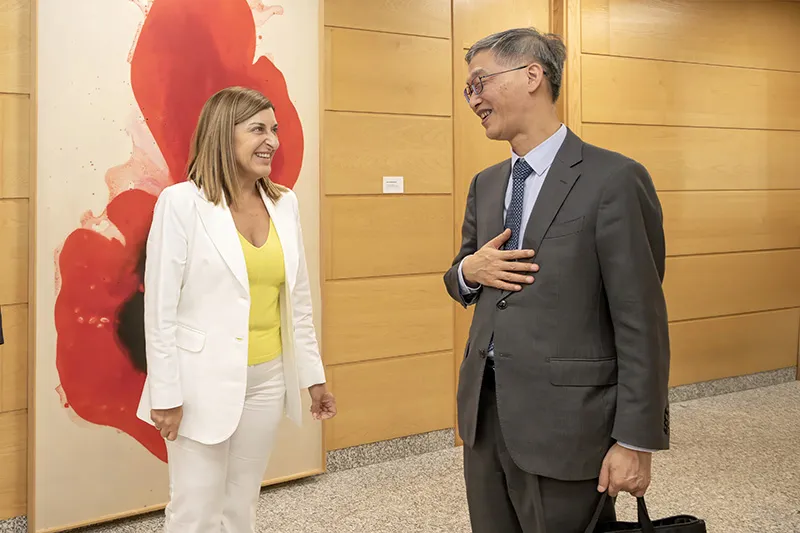 La presidenta Buruaga recibe en la sede de Peña Herbosa al embajador de la República Popular de China en España (Foto: José Cavia)