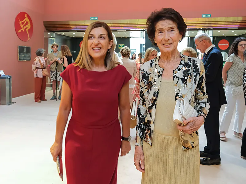 María José Sáenz de Buruaga y Paloma O'Shea a su llegada al Palacio de Festivales para asistir al primer concierto del Encuentro de Música y Academia de Santander 2026 (Foto: Raúl Lucio)