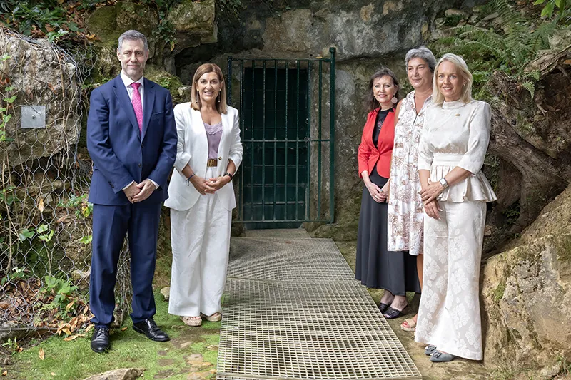 De izquierda a derecha, Martínez Abad, Buruaga, Albert, Fatás e Izquierdo, en la puerta de la Cueva de Altamira (FOTO: José Cavia)
