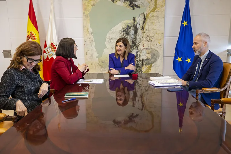 Imagen de archivo de la presidenta Buruaga y el consejero Silva con la rectora de la UC (Foto de archivo: José Cavia))