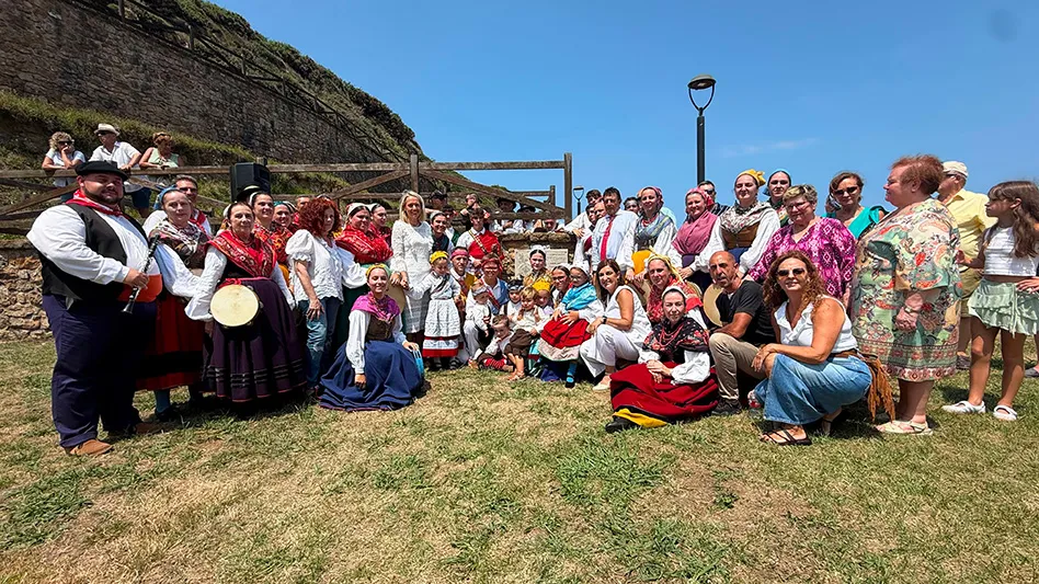La presidenta Buruaga junto a los representantes del Grupo de Danzas Santa Justa, entre otros (Foto: Miguel López)