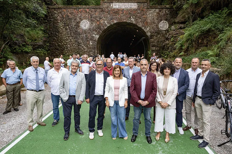 Foto de archivo de la última visita de la presidenta Buruaga al túnel de La Engaña, que verá mejorado su acceso con la ejecución del proyecto de la carretera Entrambasmestas-Vega de Pas. (Foto: José Cavia)