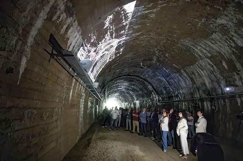 Buruaga, junto con el resto de autoridades y asistentes al acto inaugural, disfruta de la experiencia inmersiva en el túnel de La Engaña (FOTO: José Cavia)