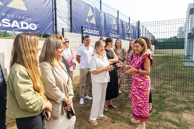 Buruaga conversa con algunos de los nuevos propietarios de las viviendas (FOTO: Miguel López)