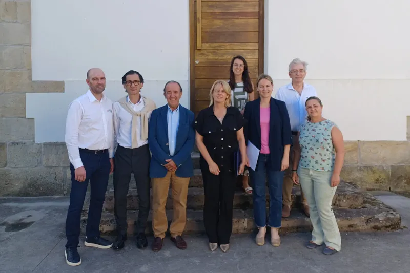 La consejera junto a parte de los asistentes a la conferencia en la sede de Piélagos de los Cursos de Verano de la UC. FOTO: Universidad de Cantabria