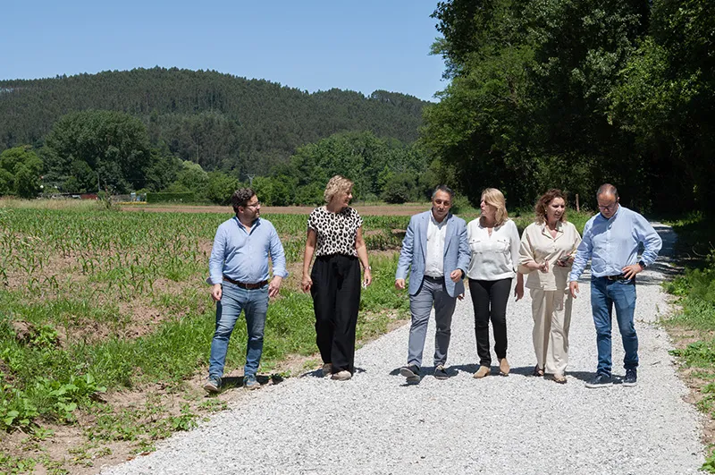 Visita a uno de los caminos que se ha reparado en Piélagos. (Foto: Jimena Aguirre).