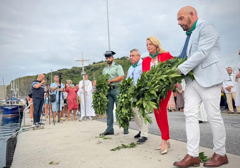 María Jesús Susinos acompaña al sector pesquero de Laredo en la celebración de la Virgen del Carmen