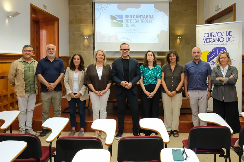 María Jesús Susinos y Sergio Balbontín junto a los participantes del curso de verano de la UC celebrado en Reinosa. (Foto: Raúl Lucio)
