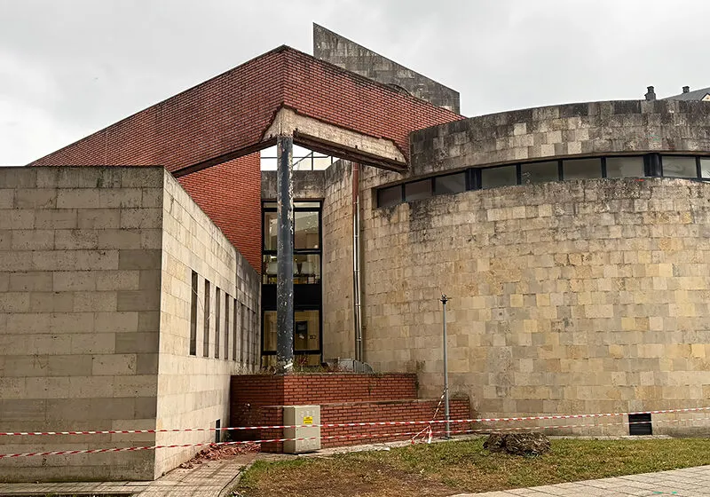 El desprendimiento se ha producido en la parte trasera del edificio, donde se ha revisado el espacio y se ha acordonado la zona (Foto: Gobierno de Cantabria)