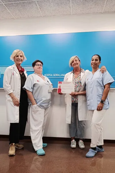 La gerente del Hospital General Sierrallana, Yolanda Montenegro, junto a las responsables de la consulta de estomaterapia distingiuda por la SEDE (Foto: Gobierno de Cantabria)