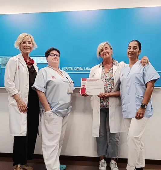 La gerente del Hospital General Sierrallana, Yolanda Montenegro, junto a las responsables de la consulta de estomaterapia distingiuda por la SEDE (Foto: Gobierno de Cantabria)