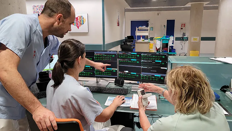 A diferencia de los monitores estáticos de las Unidades de Cuidados Intensivos, que confinan al paciente a la cama o al sillón mediante un cableado rígido, la telemetría inalámbrica preserva la autonomía y movilidad de la persona. (Foto: Oficina de Comunicación)