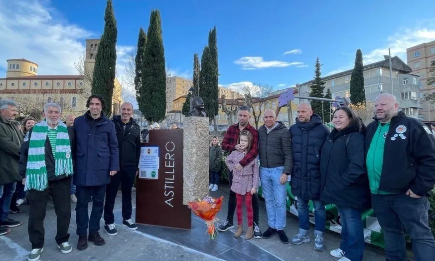 Noticias de Cantabria | El Cántabro | ASTILLERO HONRA LA MEMORIA DE MANOLO PRECIADO CON UNA OFRENDA FLORAL ANTES DEL RACING – SPORTING