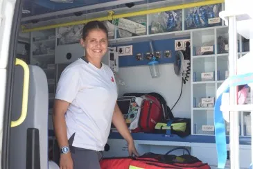 Noticias de Cantabria | El Cántabro | Lucía Alonso Calvo, técnico en emergencias sanitarias (TES) de Cruz Roja Cantabria en la playa de Valdearenas: “me gusta mucho mi trabajo y me encanta salvar vidas”