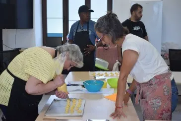  Participantes en el VII Programa AME de Piélagos se enfrentan a la precisión de la pastelería para adquirir nociones básicas y poder trabajar como ayudantes en obradores y puntos calientes