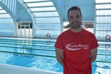 Carlos García Llera, el monitor de natación que con cariño y paciencia se gana la confianza de los niños que llegan a la piscina de Renedo con miedo al agua