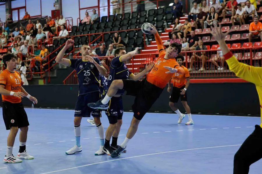 Noticias de Cantabria | El Cántabro | El Bathco BM Torrelavega hace pleno en casa y conquista su XIV Torneo Nacional