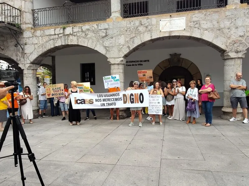 Noticias de Cantabria | El Cántabro | La plantilla del CAD de Laredo vuelve a la calle: «No hablamos solo de ratios, hablamos de personas»