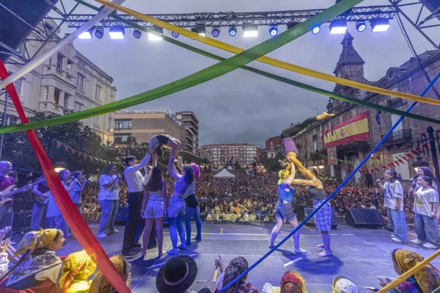 Noticias de Cantabria | El Cántabro | 9.000 personas arropan a las Escuelas Municipales de Folclore, Música, Artes, Gimnasia Rítmica, Circo y Teatro Físico en un pregón de La Patrona dedicado a la cultura y al futuro Centro Cultural de La Lechera