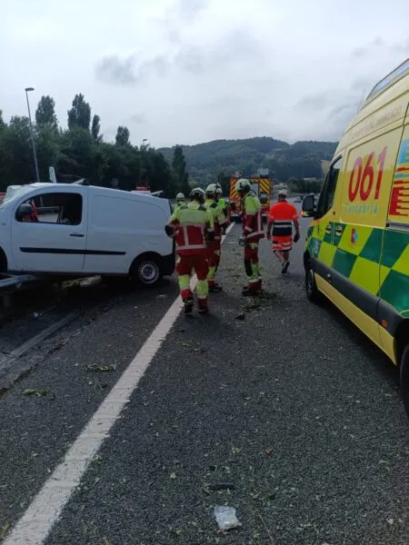 Noticias de Cantabria | El Cántabro | Herido un conductor tras una colisión entre una furgoneta y una grúa en la A-8, a la altura de Bárcena de Cicero