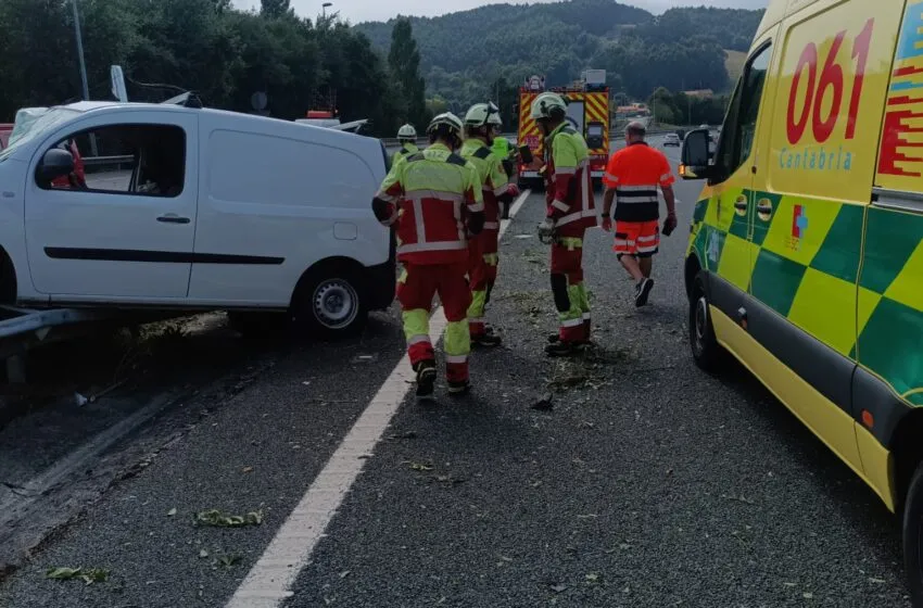 Herido un conductor tras una colisión entre una furgoneta y una grúa en la A-8, a la altura de Bárcena de Cicero