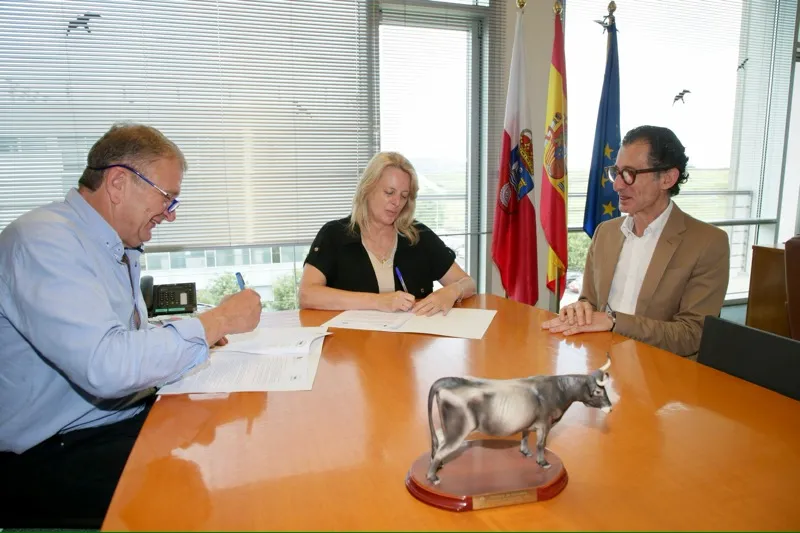 María Jesús Susinos, Lorenzo González y Alfredo Álvarez durante la firma del convenio. (Foto: Nacho Romero).