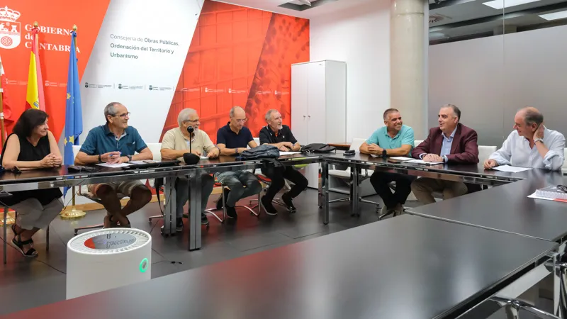 El consejero ha informado también a AMA sobre la situación actual del resto de municipios afectados por sentencias de derribo (Foto: Raúl Lucio)