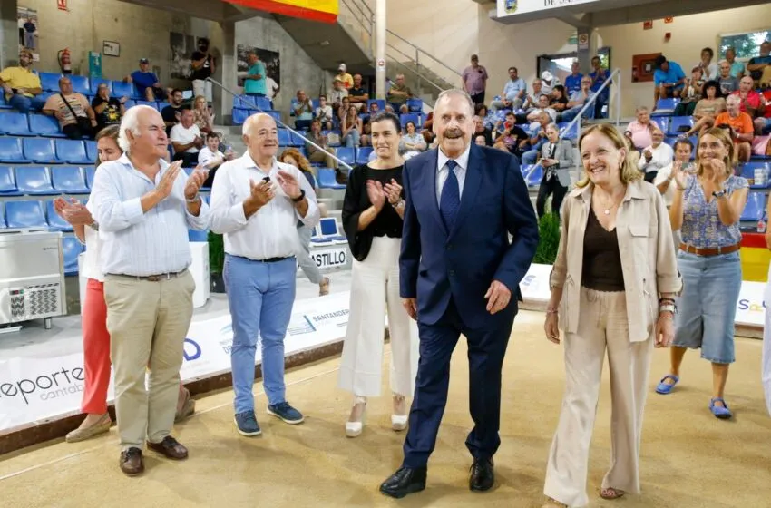 Urrutia acompaña a Toño Gómez en la entrega de la Insignia de Oro de la Federación Española de Bolos